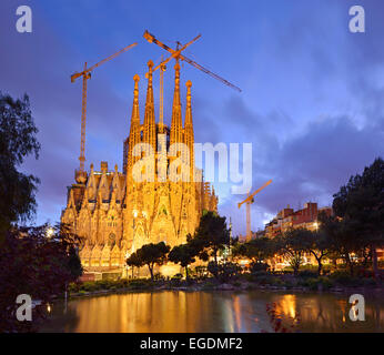 Kirche La Sagrada Familia, beleuchtet in der Nacht, Basilika und Expiatory Kirche der Heiligen Familie, Architekt Antoni Gaudi, UNESCO-Weltkulturerbe, katalanischen Modernisme Architektur, Jugendstil, Eixample, Barcelona, Katalonien, Spanien Stockfoto