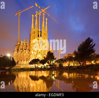 Kirche La Sagrada Familia, beleuchtet in der Nacht, Basilika und Expiatory Kirche der Heiligen Familie, Architekt Antoni Gaudi, UNESCO-Weltkulturerbe, katalanischen Modernisme Architektur, Jugendstil, Eixample, Barcelona, Katalonien, Spanien Stockfoto