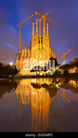 Kirche La Sagrada Familia, beleuchtet in der Nacht, Basilika und Expiatory Kirche der Heiligen Familie, Architekt Antoni Gaudi, UNESCO-Weltkulturerbe, katalanischen Modernisme Architektur, Jugendstil, Eixample, Barcelona, Katalonien, Spanien Stockfoto