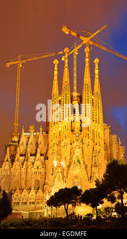 Kirche La Sagrada Familia, beleuchtet in der Nacht, Basilika und Expiatory Kirche der Heiligen Familie, Architekt Antoni Gaudi, UNESCO-Weltkulturerbe, katalanischen Modernisme Architektur, Jugendstil, Eixample, Barcelona, Katalonien, Spanien Stockfoto