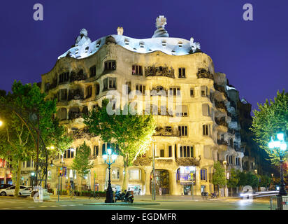 Casa Mila, Nachtbeleuchtung, Casa Mila, La Pedrera, Architekt Antoni Gaudi, UNESCO World Heritage Site Casa Mila, katalanischen Modernisme Architektur, Jugendstil, Eixample, Barcelona, Katalonien, Spanien Stockfoto