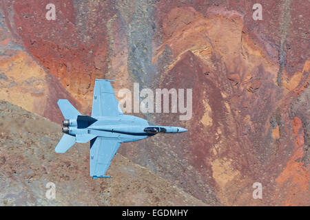 Oberseite Nahaufnahme der US Navy F/A-18E Super Hornet Kampfjet, Manövrieren im Rainbow Canyon. Stockfoto
