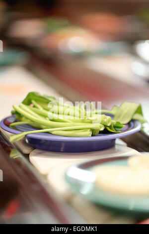 Frisches Gemüse auf Platte in einem Restaurant. Stockfoto