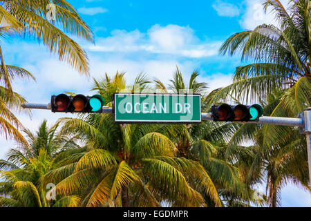 Ocean Drive-Schild hängt über der Autobahn am South Beach, Miami, Florida, USA Stockfoto