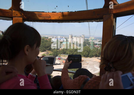 Touristen in der Kok Tobe Seilbahn, Almaty, Kasachstan Stockfoto