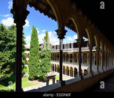 Zweistöckige Kreuzgang und Atrium in Reial Monestir de Pedralbes Abtei Santa Maria de Pedralbes, gotische Architektur, Pedralbes, Barcelona, Katalonien, Spanien Stockfoto