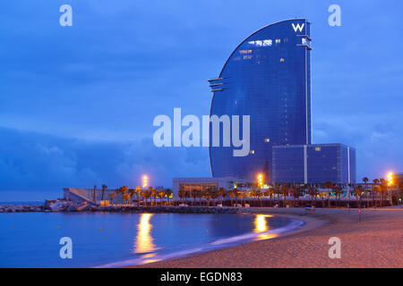 Hotel W und Strand, Nachtbeleuchtung, Architekt Ricardo Bofill, Barceloneta, Barcelona, Katalonien, Spanien Stockfoto