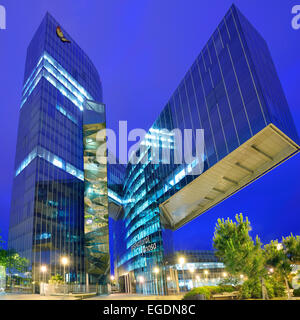 Modernes Gebäude, beleuchtet in der Nacht, GasNatural, Architekten Enric Miralles und Benedetta Tagliabue, Barceloneta, Barcelona, Katalonien, Spanien Stockfoto