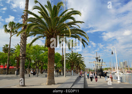 Strandpromenade mit Segelschiff in den alten Hafen Port Vell Barcelona, Katalonien, Spanien Stockfoto