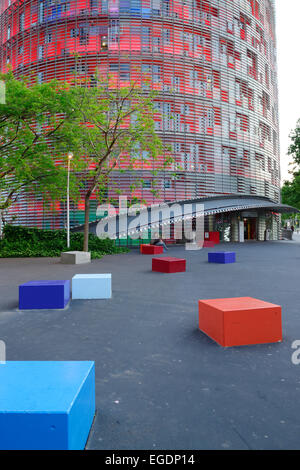 Würfel Sitzplätze vor Torre Agbar, Architekt Jean Nouvel, Barcelona, Katalonien, Spanien Stockfoto