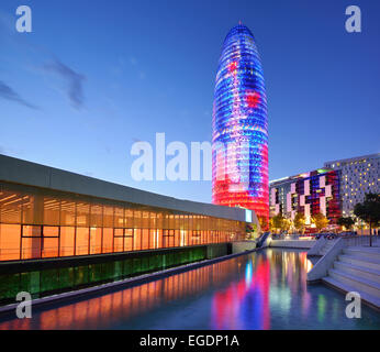 Disseny Hub Barcelona und Wolkenkratzer Torre Agbar, beleuchtet, Architekt Jean Nouvel, Barcelona, Katalonien, Spanien Stockfoto