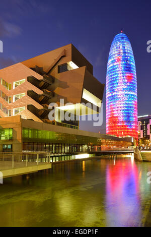 Disseny Hub Barcelona und Wolkenkratzer Torre Agbar, Nachtbeleuchtung, Architekt Jean Nouvel, Barcelona, Katalonien, Spanien Stockfoto