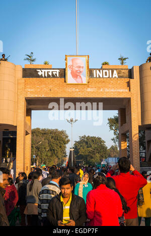 Die Attari Wagah Border-Abschlussfeier an der indisch-pakistanischen Grenze in der Nähe von Amritsar, Punjab, Indien Stockfoto