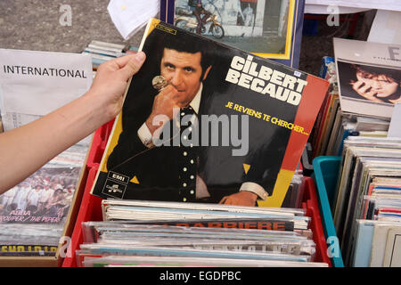 Frankreich - Juli 2014: Schallplatte von französischer Sänger, Komponist, Pianist und Schauspieler Gilbert Becaud auf einem Flohmarkt Stockfoto