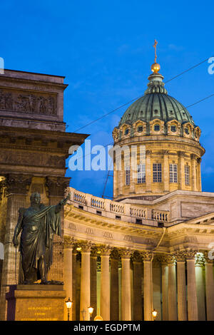 Kasaner Kathedrale (Kafedralniy Sobor Kazanskiy) entlang der Newski-Prospekt bei Nacht, St. Petersburg, Russland, Europa Stockfoto