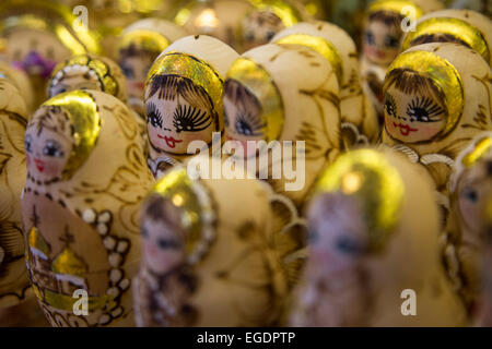 Matroschka Puppen zum Verkauf in einem Souvenir Shop, St. Petersburg, Russland, Europa Stockfoto