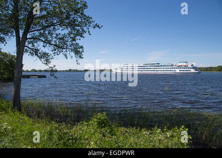 Fluss-Kreuzfahrtschiff vorbei Kizhi Pogost, Kischi Insel, See Onega, Russland, Europa Stockfoto