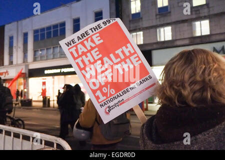 Wood Green, London, UK. 23. Februar 2015. Ein Protestmarsch durch Wood Green zum protest gegen Kürzungen der Leistungen in Haringey, North London. Bildnachweis: Matthew Chattle/Alamy Live-Nachrichten Stockfoto