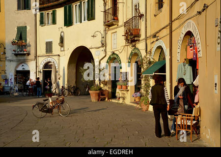 Häuser und Geschäfte an die ovale Piazza dell'Anfitheatro, Lucca, Toskana, Italien Stockfoto