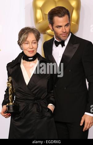 Chris Pine, Milena Canonero im Presseraum für das 87. Academy Awards Oscars 2015 - drücken Sie auf Platz 3 der Dolby Theater in Hollywood und Highland Center, Los Angeles, CA 22. Februar 2015. Foto von: James Atoa/Everett Collection Stockfoto