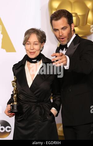 Chris Pine, Milena Canonero im Presseraum für das 87. Academy Awards Oscars 2015 - drücken Sie auf Platz 3 der Dolby Theater in Hollywood und Highland Center, Los Angeles, CA 22. Februar 2015. Foto von: James Atoa/Everett Collection Stockfoto