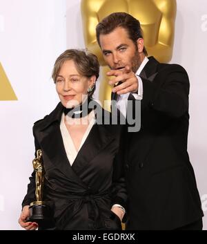 Chris Pine, Milena Canonero im Presseraum für das 87. Academy Awards Oscars 2015 - drücken Sie auf Platz 3 der Dolby Theater in Hollywood und Highland Center, Los Angeles, CA 22. Februar 2015. Foto von: James Atoa/Everett Collection Stockfoto