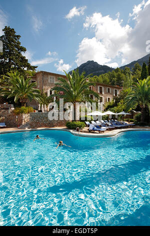 Paar, Schwimmen in einem Hotel Pool, Deia, Mallorca, Spanien Stockfoto