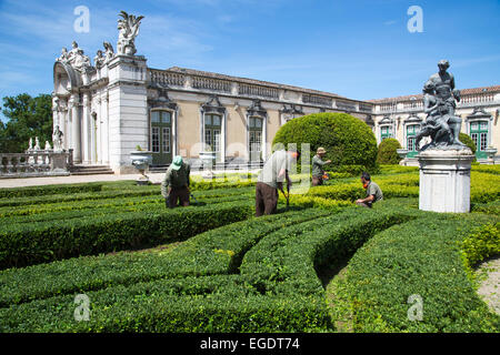 Gärtner in den Gärten des Palacio Nacional de Queluz (Nationalpalast von Queluz), Lissabon, Lisboa, Portugal Stockfoto