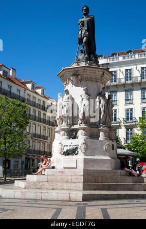 Statue von Kuis de Camoes am Largo de Camoes Platz im Chiado-Viertel, Lissabon, Lissabon, Portugal Stockfoto
