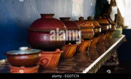 Töpfe mit sri lanka Curry gefüllt Stockfoto