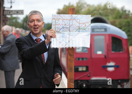 Mike Brown Managing Direktor der Londoner U-Bahn auf der Plattform bei Ongar Bahnhof, Epping Ongar Railway, Essex, England, UK Stockfoto