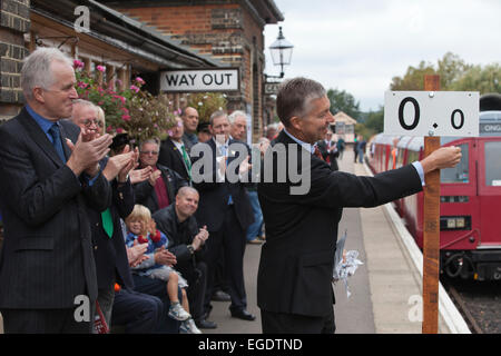 Mike Brown Managing Direktor der Londoner U-Bahn auf der Plattform bei Ongar Bahnhof, Epping Ongar Railway, Essex, England, UK Stockfoto