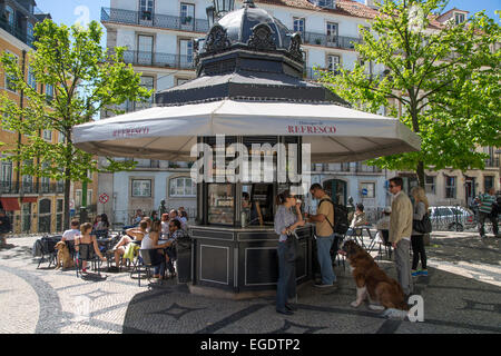 Bernhardiner und Kunden an Quiosque de Refresca Kiosk auf dem Platz Largo de Camoes in das Chiado-Viertel, Lissabon, Lissabon, Portugal Stockfoto