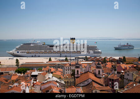 Kreuzfahrtschiff Costa Pacifica (Costa Crociere) angedockt am Terminal de Cruzeiros de Santa Apolonia in der Nähe von Alfama Viertel mit Kreuzfahrtschiff MS Delphin (Passat Kreuzfahrten) nähert, Lissabon, Lisboa, Portugal Stockfoto