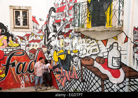 Paar küssen vor ein Wandbild Graffiti an der Wand der Schritte, die Verknüpfung der Baixa und Alfama Viertel, Lissabon, Lissabon, Portugal Stockfoto