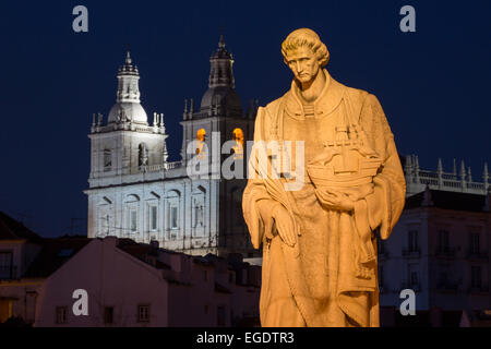 Statue von Sao Vicente in der Nähe von Miradouro de Santa Luzia in Alfama Viertel in der Nacht, Lissabon, Lissabon, Portugal Stockfoto