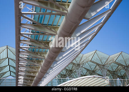 Gare tun Bahnhof Oriente (entworfen vom spanischen Architekten Santiago Calatrava für die Expo 98) auf den Parque Das Nacoes (Park der Nationen), Lissabon, Lissabon, Portugal Stockfoto