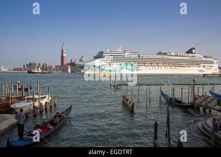 Gondeln und Kreuzfahrt Schiff Norwegian Jade (Norwegian Cruise Line) im Bacino di San Marco mit Insel Isola di San Maggiore in Ferne, Venedig, Veneto, Italien, Europa Stockfoto