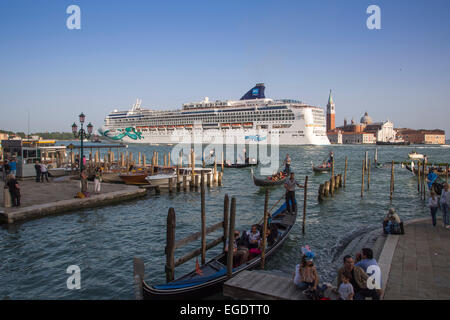 Gondeln und Kreuzfahrt Schiff Norwegian Jade (Norwegian Cruise Line) im Bacino di San Marco mit Insel Isola di San Maggiore in Ferne, Venedig, Veneto, Italien, Europa Stockfoto