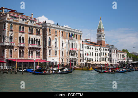 Gondeln auf dem Canal Grande und Hotel Bauer Palazzo mit Campanile in die Ferne, Venedig, Veneto, Italien, Europa Stockfoto