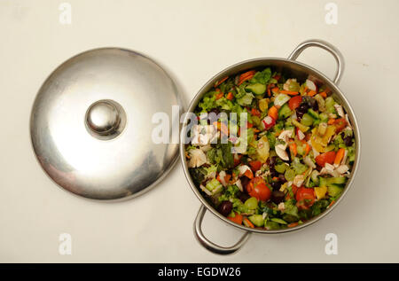 Edelstahl Kochtopf mit Salat Stockfoto