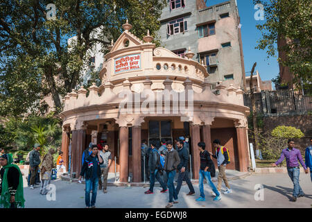 Die Märtyrer versucht in Jallianwala Bagh wo unschuldige Inder starb, die Schüsse der britischen Armee zu entkommen Stockfoto