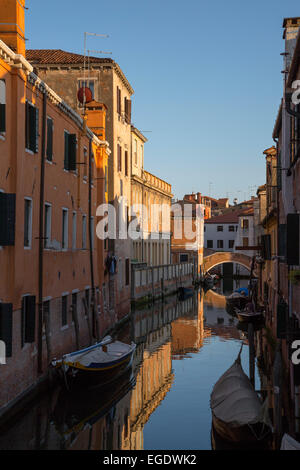 Gebäuden reflektiert in einem Kanal in Dorsoduro, Venedig, Veneto, Italien, Europa Stockfoto