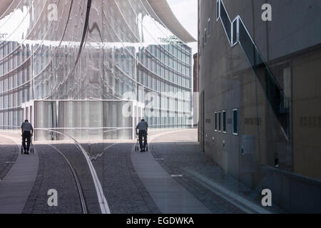 Reflexion des Mannes mit Walker im Fenster des Museums für moderne Kunst, Neues Museum, Nürnberg, Franken, Bayern, Deutschland Stockfoto