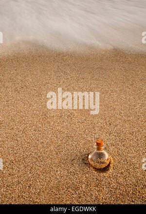 Die Flasche im Sand gewaschen Stockfoto