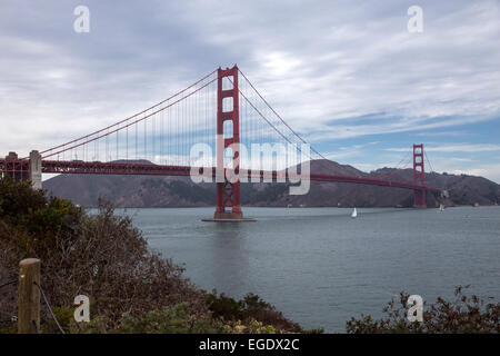 Ein Blick auf die Golden Gate Bridge an einem bewölkten Tag Stockfoto