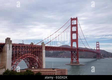 Ein Blick auf die Golden Gate Bridge an einem bewölkten Tag Stockfoto