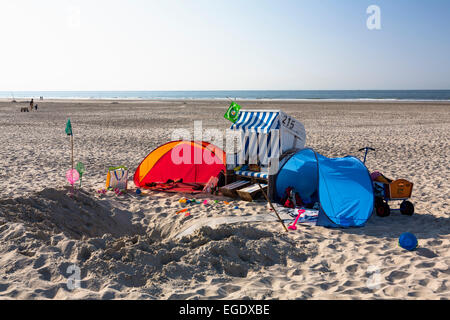 Strandkorb am Strand, Insel Spiekeroog, Nordsee, Ostfriesischen Inseln, Ostfriesland, Niedersachsen, Deutschland, Europa Stockfoto