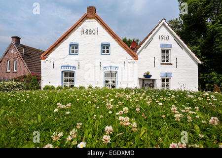 Alte Häuser am Hafen von Greetsiel, Niedersachsen, Deutschland, Europa Stockfoto