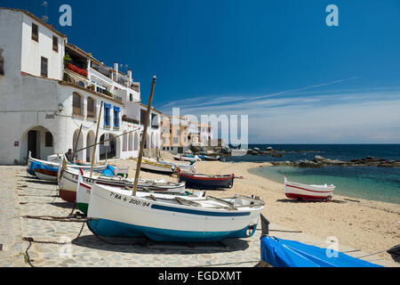 Angelboote/Fischerboote am Strand, Calella de Palafrugell, Palafrugell, Costa Brava, Spanien Stockfoto